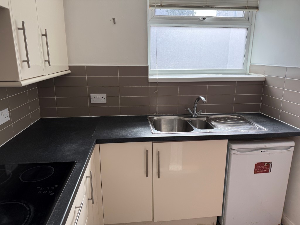Lot: 135 - TWO-BEDROOM FLAT JUST OFF THE SEAFRONT - Fitted kitchen with units and window